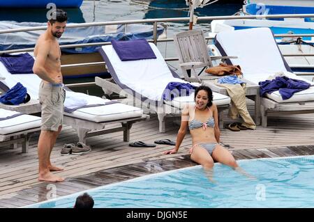 Dominic Cooper und seine Freundin Ruth Negga genießen Sie einen Urlaub am Pool im Hotel Della Regina Isabella Ischia, Italien - 12.07.12 Stockfoto