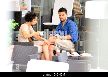 Dominic Cooper und seine Freundin Ruth Negga genießen Sie einen Urlaub am Pool im Hotel Della Regina Isabella Ischia, Italien - 12.07.12 Stockfoto