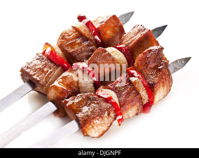 Vom Grill Kebab (Schaschlik) auf Spieße auf weißem Hintergrund. Stockfoto