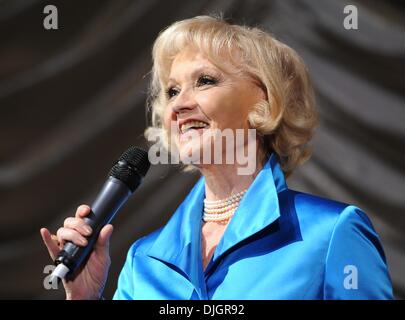 Berlin, Deutschland. 27. November 2013. Schauspielerin Liselotte Pulver steht auf der Bühne im wieder eröffneten Kino 'Zoo Palast' in Berlin, Deutschland, 27. November 2013. Foto: Britta Pedersen/Dpa/Alamy Live News Stockfoto