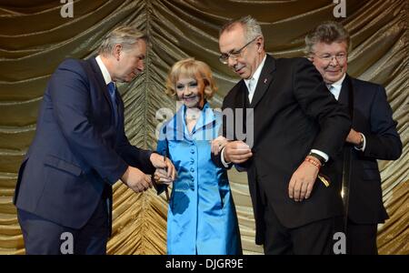 Berlin, Deutschland. 27. November 2013. Berlins handeln Bürgermeister Klaus Wowereit (SPD; L-R), Schauspielerin Liselotte Pulver, Leiter der Berlinale-Dieter Kosslick und Kino-Betreiber Hans-Joachim Flebbe stehen auf der Bühne im wieder eröffneten Kino 'Zoo Palast' in Berlin, Deutschland, 27. November 2013. Foto: Britta Pedersen/Dpa/Alamy Live News Stockfoto