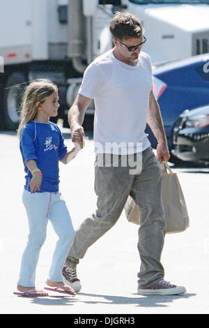 David Arquette Einkaufen mit seiner Tochter Coco in Beverly Hills, Los Angeles, Kalifornien - 16.07.12 Stockfoto