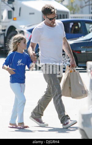 David Arquette Einkaufen mit seiner Tochter Coco in Beverly Hills, Los Angeles, Kalifornien - 16.07.12 Stockfoto