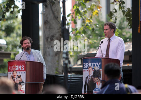 Zach Galifianakis und Will Ferrell fördern ihre Filmvorführung "The Campaign" im Grove in den Unterhaltungsnachrichten "Extra" Los Angeles, Kalifornien - 17.07.12 Stockfoto