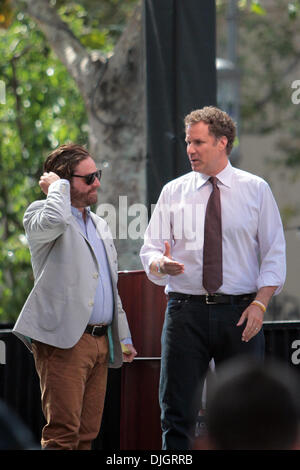 Zach Galifianakis und Will Ferrell fördern ihre Filmvorführung "The Campaign" im Grove in den Unterhaltungsnachrichten "Extra" Los Angeles, Kalifornien - 17.07.12 Stockfoto