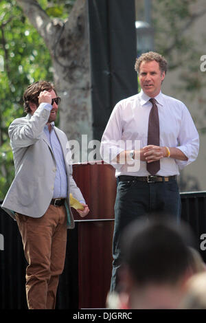 Zach Galifianakis und Will Ferrell fördern ihre Filmvorführung "The Campaign" im Grove in den Unterhaltungsnachrichten "Extra" Los Angeles, Kalifornien - 17.07.12 Stockfoto