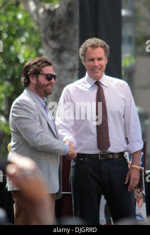 Zach Galifianakis und Will Ferrell fördern ihre Filmvorführung "The Campaign" im Grove in den Unterhaltungsnachrichten "Extra" Los Angeles, Kalifornien - 17.07.12 Stockfoto