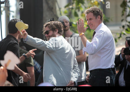 Zach Galifianakis und Will Ferrell fördern ihre Filmvorführung "The Campaign" im Grove in den Unterhaltungsnachrichten "Extra" Los Angeles, Kalifornien - 17.07.12 Stockfoto