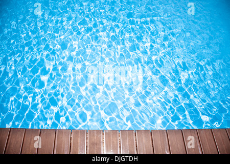 Flecken von Sonnenlicht im Wasser. Stockfoto