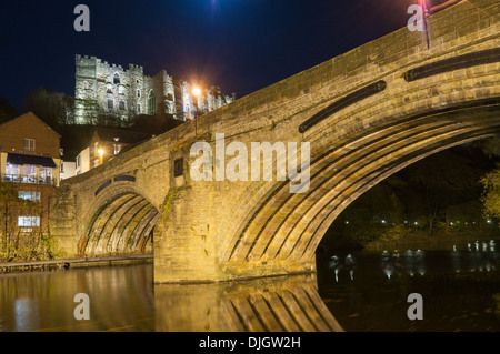 Durham Stadt Framwellgate Brücke und Schloss mit Flutlicht bei Nacht-Nord-Ost England UK Stockfoto