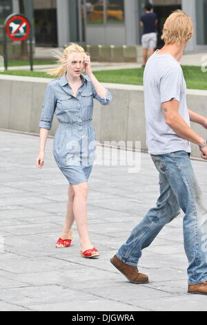 Dakota Fanning und Boyd Holbrook am Set ihres neuen Films "Gutes Mädchen" in Battery Park City, Manhattan. New York City, USA – 19.07.12 Stockfoto