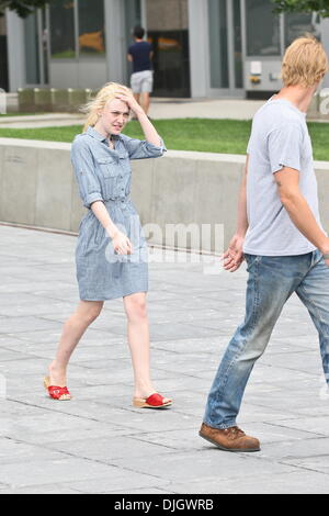 Dakota Fanning und Boyd Holbrook am Set ihres neuen Films "Gutes Mädchen" in Battery Park City, Manhattan. New York City, USA – 19.07.12 Stockfoto