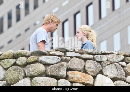 Dakota Fanning und Boyd Holbrook am Set ihres neuen Films "Gutes Mädchen" in Battery Park City, Manhattan. Mitwirkende: Dakota Fanning und Boyd Holbrook wo: New York City, Vereinigte Staaten, wann: 19. Juli 2012 Stockfoto