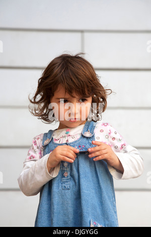 3 jährige Spanierin aufmerksam suchen. Stockfoto