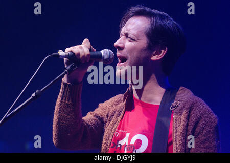 Newcastle, UK. 27. November 2013.  Jan Scott Wilkinson der British Sea Power führt auf der Bühne der O2 Academy Newcastle. Bildnachweis: Thomas Jackson/Alamy Live-Nachrichten Stockfoto