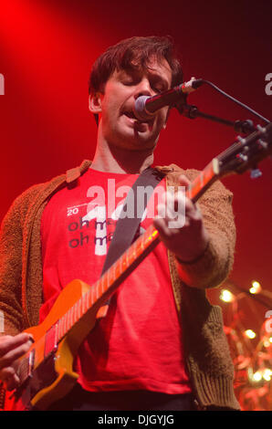 Newcastle, UK. 27. November 2013.  Jan Scott Wilkinson der British Sea Power führt auf der Bühne der O2 Academy Newcastle. Bildnachweis: Thomas Jackson/Alamy Live-Nachrichten Stockfoto