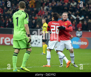 Leverkusen, Deutschland. 27. November 2013. Manchesters Wayne Rooney (R) und Shinji Kagawa feiert das Ziel für 4-0 durch Chris Smalling (nicht im Bild) in der Champions League-Fußball-Spiel zwischen Bayer 04 Leverkusen und Manchester United in der BayArena in Leverkusen, Deutschland, 27. November 2013. Foto: Frederico Gambarini/Dpa/Alamy Live News Stockfoto