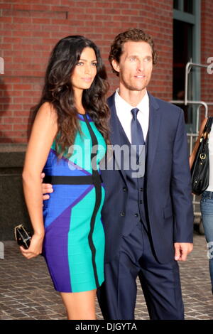 Matthew McConaughey und Camila Alves prominente schwangere Frau besuchen eine special Screening von "Killer Joe" an das Tribeca Grand Hotel New York City, USA - 23.07.12 Stockfoto