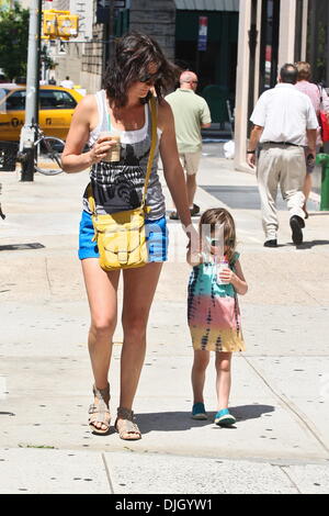 Cobie Smulders ein Starbucks mit ihrer Tochter Shaelyn Cado Killam in Soho, Manhattan zu verlassen. New York City, USA – 24.07.12 Stockfoto