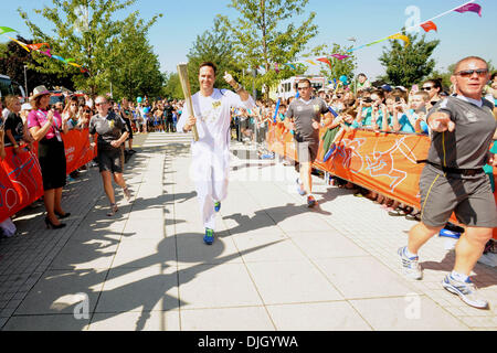 Die Olympische Flamme erfolgt durch Michael Vaughan durch Hillingdon im Rahmen der Olympic Torch Relay London, England - 24.07.12 Stockfoto