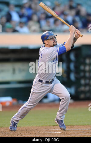 25. Juli 2010 - Oakland, Kalifornien, USA - 2. August 2010: Kansas City Royals C Jason Kendall (18) Fledermäuse während der MLB Spiel zwischen den Oakland Athletics und die Kansas City Royals im Oakland-Alameda County Coliseum in Oakland, CA. (Credit-Bild: © Matt Cohen/Southcreek Global/ZUMApress.com) Stockfoto