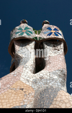 dekorative keramische Schornsteine auf dem Dach der Casa Batllo Antoni Gaudi Barcelona Katalonien Spanien Stockfoto