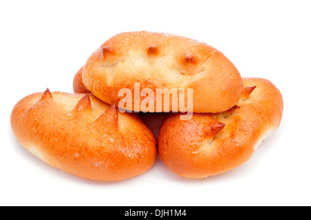 einige spanische Bollos Suizos, Brioches mit Zucker, auf weißem Hintergrund Stockfoto