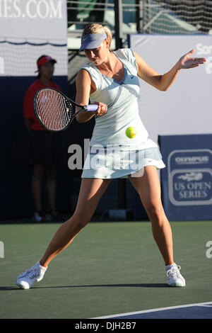 27. Juli 2010 - Stanford, Kalifornien, Vereinigte Staaten von Amerika - 27. Juli 2010: Maria Sharapova (RUS) erwärmt sich vor ihrem Match mit Jie Zheng (CHN) am Ufer des West Classic an der Taube Familie Tennis Center in Stanford, CA... Obligatorische Credit: Matt Cohen / Southcreek Global (Kredit-Bild: © Southcreek Global/ZUMApress.com) Stockfoto