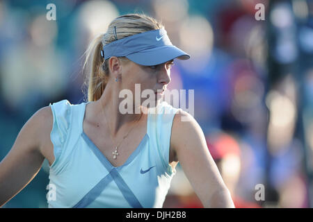 27. Juli 2010 - Stanford, Kalifornien, Vereinigte Staaten von Amerika - 27. Juli 2010: Maria Sharapova (RUS) erwärmt sich vor ihrem Match mit Jie Zheng (CHN) am Ufer des West Classic an der Taube Familie Tennis Center in Stanford, CA... Obligatorische Credit: Matt Cohen / Southcreek Global (Kredit-Bild: © Southcreek Global/ZUMApress.com) Stockfoto