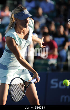 27. Juli 2010 - Stanford, Kalifornien, Vereinigte Staaten von Amerika - 27. Juli 2010: Maria Sharapova (RUS) erwärmt sich vor ihrem Match mit Jie Zheng (CHN) am Ufer des West Classic an der Taube Familie Tennis Center in Stanford, CA... Obligatorische Credit: Matt Cohen / Southcreek Global (Kredit-Bild: © Southcreek Global/ZUMApress.com) Stockfoto