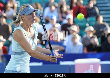 27. Juli 2010 - Stanford, Kalifornien, Vereinigte Staaten von Amerika - 27. Juli 2010: Maria Sharapova (RUS) erwärmt sich vor ihrem Match mit Jie Zheng (CHN) am Ufer des West Classic an der Taube Familie Tennis Center in Stanford, CA... Obligatorische Credit: Matt Cohen / Southcreek Global (Kredit-Bild: © Southcreek Global/ZUMApress.com) Stockfoto