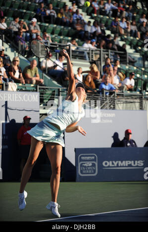 27. Juli 2010 - Stanford, Kalifornien, Vereinigte Staaten von Amerika - 27. Juli 2010: Maria Sharapova (RUS) erwärmt sich vor ihrem Match mit Jie Zheng (CHN) am Ufer des West Classic an der Taube Familie Tennis Center in Stanford, CA... Obligatorische Credit: Matt Cohen / Southcreek Global (Kredit-Bild: © Southcreek Global/ZUMApress.com) Stockfoto