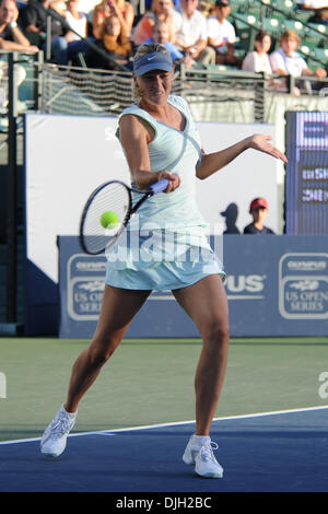 27. Juli 2010 - Stanford, Kalifornien, Vereinigte Staaten von Amerika - 27. Juli 2010: Maria Sharapova (RUS) erwärmt sich vor ihrem Match mit Jie Zheng (CHN) am Ufer des West Classic an der Taube Familie Tennis Center in Stanford, CA... Obligatorische Credit: Matt Cohen / Southcreek Global (Kredit-Bild: © Southcreek Global/ZUMApress.com) Stockfoto