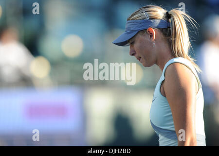 27. Juli 2010 - Stanford, Kalifornien, Vereinigte Staaten von Amerika - 27. Juli 2010: Maria Sharapova (RUS) erwärmt sich vor ihrem Match mit Jie Zheng (CHN) am Ufer des West Classic an der Taube Familie Tennis Center in Stanford, CA... Obligatorische Credit: Matt Cohen / Southcreek Global (Kredit-Bild: © Southcreek Global/ZUMApress.com) Stockfoto