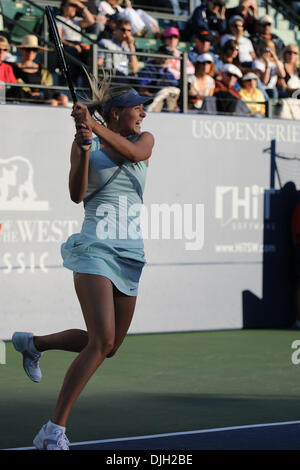 27. Juli 2010 - Stanford, Kalifornien, Vereinigte Staaten von Amerika - 27. Juli 2010: Maria Sharapova (RUS) erwärmt sich vor ihrem Match mit Jie Zheng (CHN) am Ufer des West Classic an der Taube Familie Tennis Center in Stanford, CA... Obligatorische Credit: Matt Cohen / Southcreek Global (Kredit-Bild: © Southcreek Global/ZUMApress.com) Stockfoto