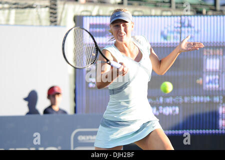 27. Juli 2010 - Stanford, Kalifornien, Vereinigte Staaten von Amerika - 27. Juli 2010: Maria Sharapova (RUS) erwärmt sich vor ihrem Match mit Jie Zheng (CHN) am Ufer des West Classic an der Taube Familie Tennis Center in Stanford, CA... Obligatorische Credit: Matt Cohen / Southcreek Global (Kredit-Bild: © Southcreek Global/ZUMApress.com) Stockfoto