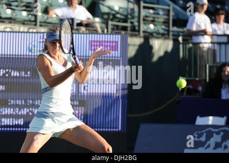 27. Juli 2010 - Stanford, Kalifornien, Vereinigte Staaten von Amerika - 27. Juli 2010: Maria Sharapova (RUS) erwärmt sich vor ihrem Match mit Jie Zheng (CHN) am Ufer des West Classic an der Taube Familie Tennis Center in Stanford, CA... Obligatorische Credit: Matt Cohen / Southcreek Global (Kredit-Bild: © Southcreek Global/ZUMApress.com) Stockfoto