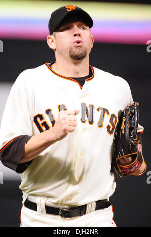 San Francisco, Kalifornien: San Francisco Giants Aubrey Huff (17) Köpfe auf der Trainerbank. Die San Francisco Giants gewann das Spiel 6-4. (Kredit-Bild: © Charles Herskowitz/Southcreek Global/ZUMApress.com) Stockfoto