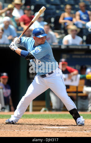 28. Juli 2010 - Kansas City, Missouri, Vereinigte Staaten von Amerika - 28. Juli 2010: Kansas City Royals erster Basisspieler Billy Butler (16) gegen die Minnesota Twins Fledermäuse. Die Kansas City Royals trail der Minnesota Twins 5-2 in der siebten im Kauffman Stadium in Kansas City, Missouri... Obligatorische Credit: Dak Dillon / Southcreek Global. (Kredit-Bild: © Southcreek Global/ZUMApress.com) Stockfoto