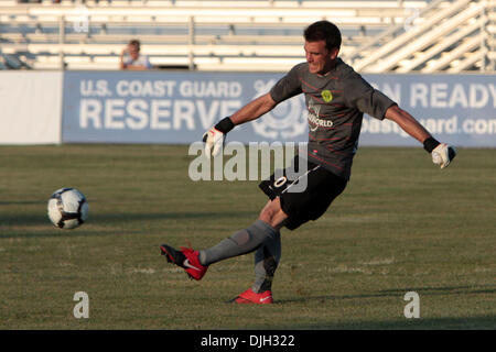 28. Juli 2010 - Fenton, Missouri, Vereinigte Staaten von Amerika - 28. Juli 2010: Portland Timbers Torhüter Steve Cronin (0) schickt den Ball tieffeldverschoben. AC St. Louis der United States Soccer Federation (USSF) Division 2 besiegte die Portland Timbers durch eine Kerbe von 3-0 am Mittwoch, 28. Juli 2010 bei Anheuser-Busch Soccer Park in Fenton, Missouri.  Nächste Saison wird die Portland Timbers pla Stockfoto