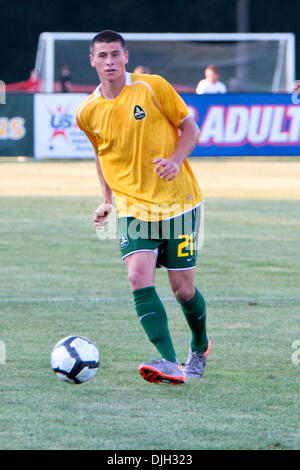 28. Juli 2010 - Fenton, Missouri, Vereinigte Staaten von Amerika - 28. Juli 2010: AC St. Louis Mittelfeldspieler Mark Bloom (21) sieht den Ball passieren.  AC St. Louis der United States Soccer Federation (USSF) Division 2 besiegte die Portland Timbers durch eine Kerbe von 3-0 am Mittwoch, 28. Juli 2010 bei Anheuser-Busch Soccer Park in Fenton, Missouri.  Nächste Saison spielen die Portland Timbers bei t Stockfoto