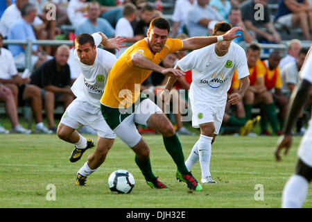 28. Juli 2010 - Fenton, Missouri, Vereinigte Staaten von Amerika - 28. Juli 2010: Portland Timbers Mittelfeldspieler Derek Gaudet (2) (links), AC St. Louis nach vorn Jeff Cosgriff (20) (Mitte) und Portland Timbers Mittelfeldspieler Tony McManus (12) (rechts) Kampf um die Kontrolle über den Ball.  AC St. Louis der United States Soccer Federation (USSF) Division 2 besiegte die Portland Timbers durch eine Kerbe von 3- Stockfoto