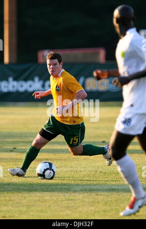 28. Juli 2010 - Fenton, Missouri, Vereinigte Staaten von Amerika - 28. Juli 2010: AC St. Louis nach vorn Mike Ambersley (15) treibt den Ball auf das Ziel als Portland Timbers Verteidiger Mamadou Danso (98) um zu fangen sucht.  AC St. Louis der United States Soccer Federation (USSF) Division 2 besiegte die Portland Timbers durch eine Kerbe von 3-0 am Mittwoch, 28. Juli 2010 bei Anheuser-Busch Fu Stockfoto