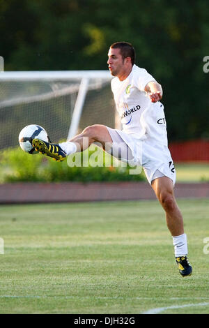 28. Juli 2010 - Fenton, Missouri, Vereinigte Staaten von Amerika - 28. Juli 2010: Portland Timbers Mittelfeldspieler Tony McManus (12).  AC St. Louis der United States Soccer Federation (USSF) Division 2 besiegte die Portland Timbers durch eine Kerbe von 3-0 am Mittwoch, 28. Juli 2010 bei Anheuser-Busch Soccer Park in Fenton, Missouri.  Nächste Saison spielen die Portland Timbers bei der Major League-S Stockfoto