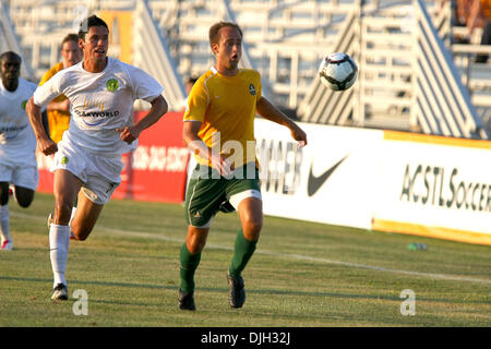 28. Juli 2010 - Fenton, Missouri, Vereinigte Staaten von Amerika - 28. Juli 2010: Portland Timbers Verteidiger Steve Purdy (25) jagt AC St. Louis Verteidiger Tim Velten (4).  AC St. Louis der United States Soccer Federation (USSF) Division 2 besiegte die Portland Timbers durch eine Kerbe von 3-0 am Mittwoch, 28. Juli 2010 bei Anheuser-Busch Soccer Park in Fenton, Missouri.  Nächste Saison die Po Stockfoto