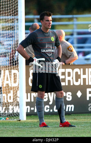 28. Juli 2010 - Fenton, Missouri, Vereinigte Staaten von Amerika - 28. Juli 2010: einen niedergeschlagenen Portland Timbers Torhüter Steve Cronin (0) wartet auf Play, um fortzusetzen, nachdem zwei Tore Abstand von nur zwei Minuten auf ihn geschossen wurden. AC St. Louis der United States Soccer Federation (USSF) Division 2 besiegte die Portland Timbers durch eine Kerbe von 3-0 am Mittwoch, 28. Juli 2010 bei Fußball-Anheuser-Busch Stockfoto