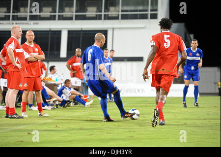 Di Matteo übergibt an Gustavo Poyet Barbados Fußball Legenden Turnier in Kensington Oval Bridgetown St Michael Barbados Stockfoto