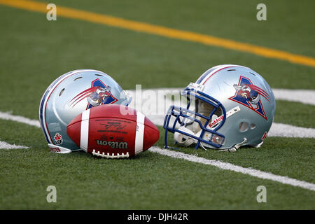 29. Juli 2010 - Montreal, Quebec, Kanada - 29. Juli 2010: Helme auf dem Feld im Warm-up vor dem CFL-Spiel zwischen den Toronto Argonauten und die Montreal Alouettes gespielt Percival Molson Stadium in Montreal, Kanada... Obligatorische Credit: Philippe Champoux/Southcreek Global (Kredit-Bild: © Southcreek Global/ZUMApress.com) Stockfoto