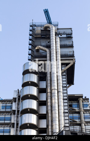 Lloyds Building, City of London. Entworfen von Richard Rogers vor blauem Himmel Stockfoto