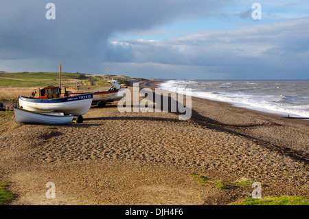 Angelboote/Fischerboote am Strand von Weybourne an einem stürmischen Wintertag Stockfoto